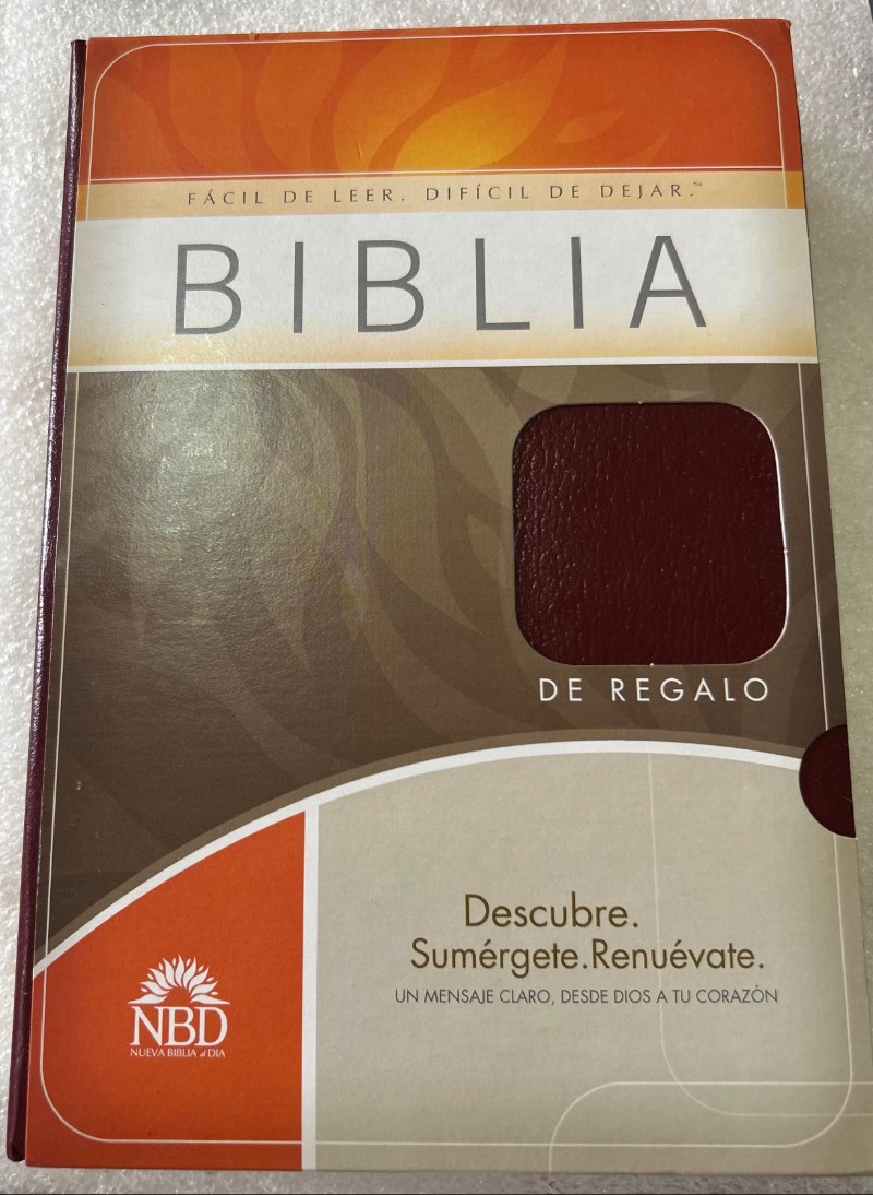 BIBLIA DE REGALO NUEVA BIBLIA AL DIA. IMITACION PIEL. COLOR ROJIZO