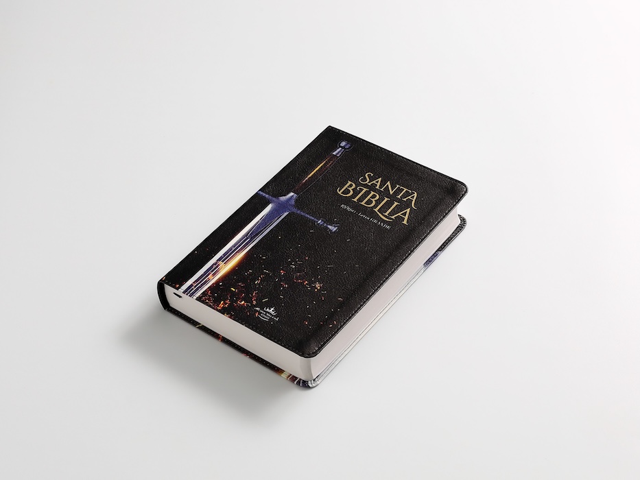BIBLIA RVR60 TAMAÑO MANUAL LETRA GRANDE TAPA FLEX NEGRO CON ESPADA